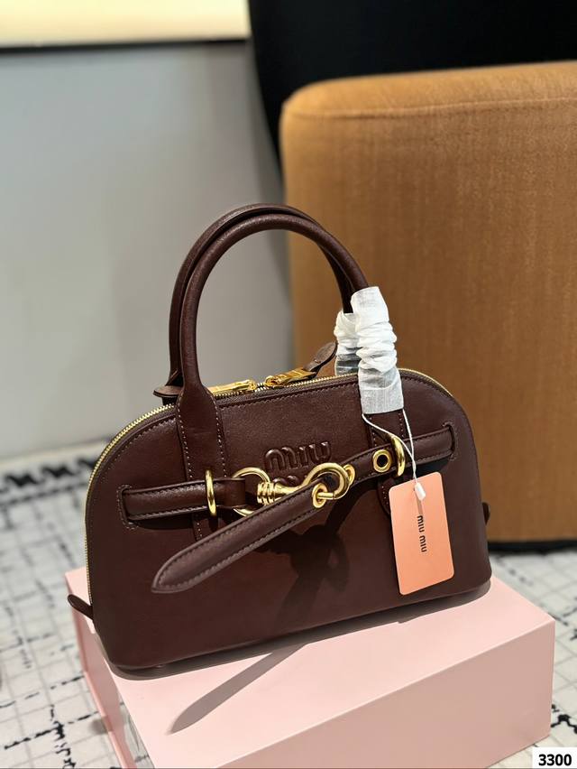 配盒子 纯皮缪缪miumiu 通勤人必备包 这只aventure我要夸爆它绝对是公文包中的颜值天花板 绝对的断货王酷酷的慵懒感洋气且时髦 还有一丢vintage