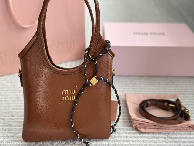 配盒 Size：22 20Cm Miumiu新款托特tote 今年的风刮的太猛了 老多爆款了！ 这款的版型也太好看了吧~ 精致小tote