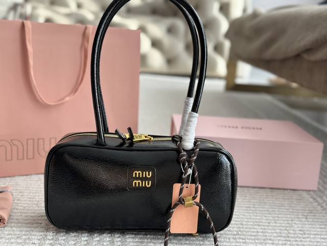 配盒 Miumiu圣诞限量 油蜡皮保龄球包 好美好美阿卡狄油蜡皮上新~ 中号保龄球尺寸质感无敌 长手柄腋下手拎绝绝子容量超大 尺寸 :28*12Cm 配盒 Miumiu圣诞限量 油蜡皮保龄球包 好美好美阿卡狄油蜡皮上新~ 中号保龄球尺寸质感无敌 长手柄腋下手拎绝绝子容量超大 尺寸 :28*12Cm