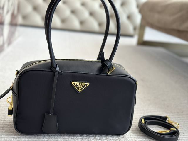 配盒 Size：31*18Cm Prada 太会了 黑色十字纹单肩包公文包 大气上档次 妥妥高颜值气质款！