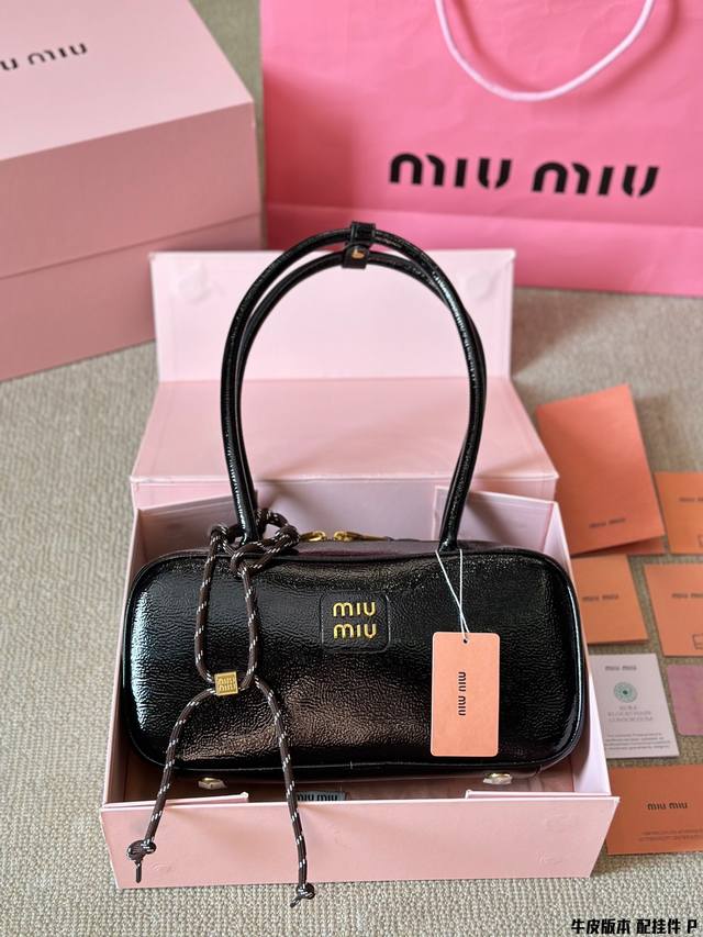 牛皮版本 配挂件 Miumiu新款漆皮保龄球包尊嘟好好看 Miu家最新款油蜡漆皮包包质感绝了 冰裂纹理的皮面真的好好看 尺寸28 15Cm 牛皮版本 配挂件 Miumiu新款漆皮保龄球包尊嘟好好看 Miu家最新款油蜡漆皮包包质感绝了 冰裂纹理的皮面真的好好看 尺寸28 15Cm