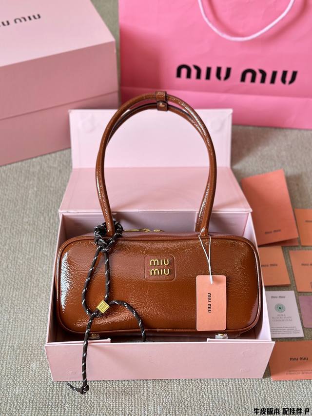 牛皮版本 配挂件 Miumiu新款漆皮保龄球包尊嘟好好看 Miu家最新款油蜡漆皮包包质感绝了 冰裂纹理的皮面真的好好看 尺寸28 15Cm
