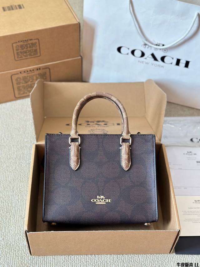 牛皮版本 蔻驰新款 Miggie Small Tote Coach 12.1系列的功能性手袋心 整个材质比较硬挺，不容易塌 经典老花的材质也比较耐造 配色四款也