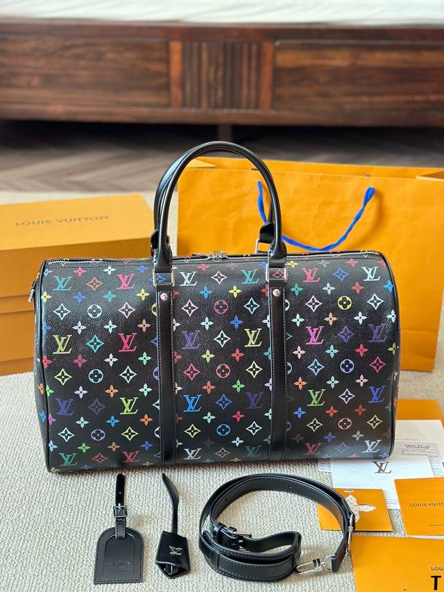 超酷中lv Keepall老花旅行袋 Lvkeepall 出差旅行最常用的一只包 这是超酷的一只包 可以做健身包，也可做旅行袋 容量超级感人非常的实用 出差三四