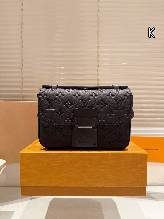 配礼盒 男包分享0Louisvuitton单肩包 目路易威登louisvuitton比起非常火。的双扣邮差包这一款lv男士单肩包可以说非常低调了國 材质:经典帆 配礼盒 男包分享0Louisvuitton单肩包 目路易威登louisvuitton比起非常火。的双扣邮差包这一款lv男士单肩包可以说非常低调了國 材质:经典帆