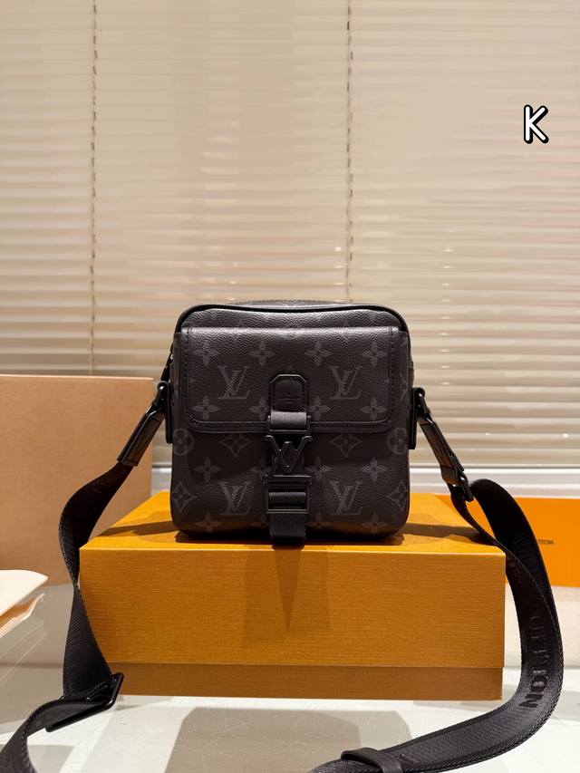 配礼盒 男包分享0Louisvuitton单肩包 目路易威登louisvuitton比起非常火。的双扣邮差包这一款lv男士单肩包可以说非常低调了國 材质:经典帆 配礼盒 男包分享0Louisvuitton单肩包 目路易威登louisvuitton比起非常火。的双扣邮差包这一款lv男士单肩包可以说非常低调了國 材质:经典帆