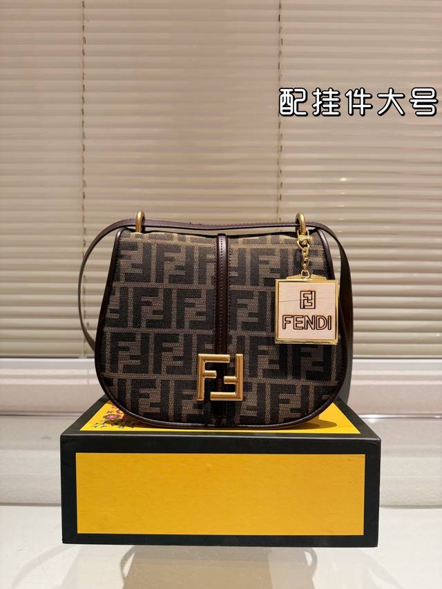 大号配盒 Size：25.19Cm Fendi 每个角度都敲好看的 新款斜挎包 包底的设计简直太爱啦！ 360度无死角！！ 怎么背都美貌时髦