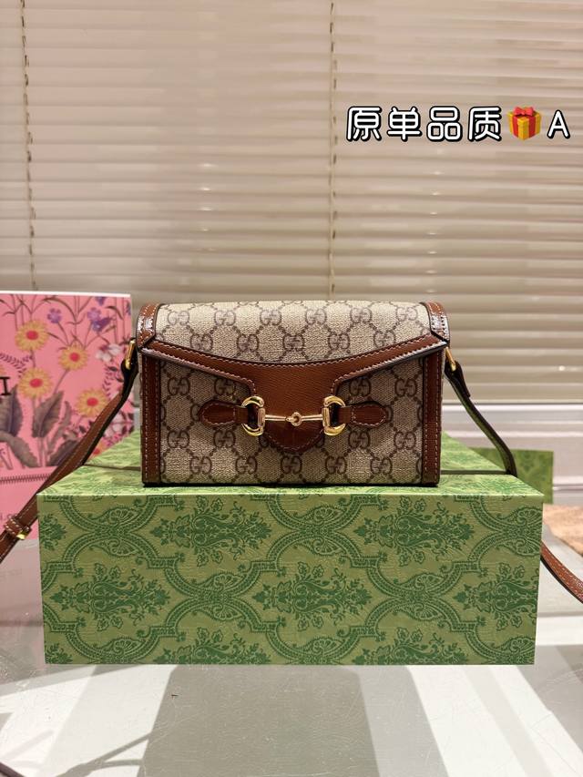 升级版 Gucci 1955新款老花相机包 Gucci新出的这款相机包，首先我觉得在大牌包里，可称为性价比之王，价格不错，容量感人，手机、充电宝、耳机、钥匙、口