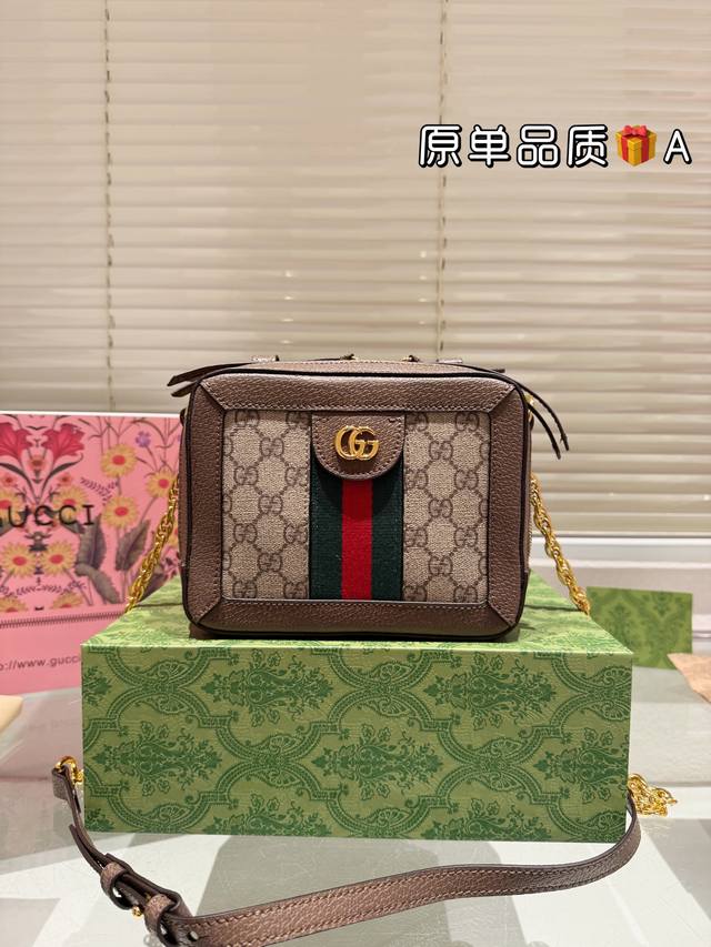 Gucci Ophidia 相机包 配原版乌木色二层牛皮～这个款复古韵味特别浓，对版五金 原版内里！上身效果也超赞，主要以精致特别的五金来提升整体质感。Size
