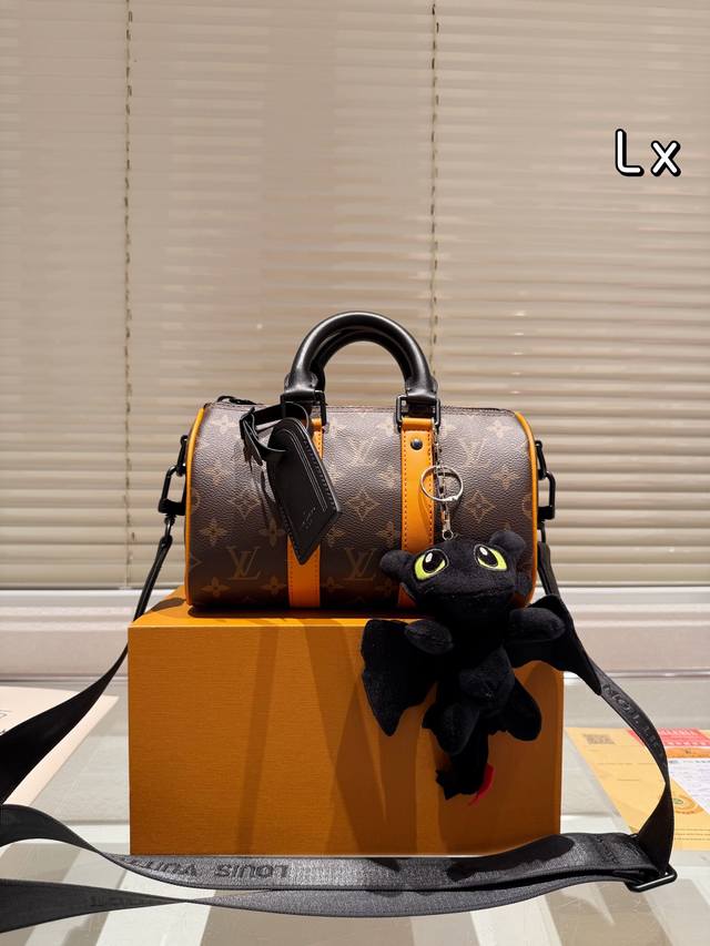 配挂件 配折叠盒 尺寸：25*15Cm Lv Keepall 新品枕头包 黑色牛皮 简直长在我的心头。 男女同款！！！！ 男盆友的新包