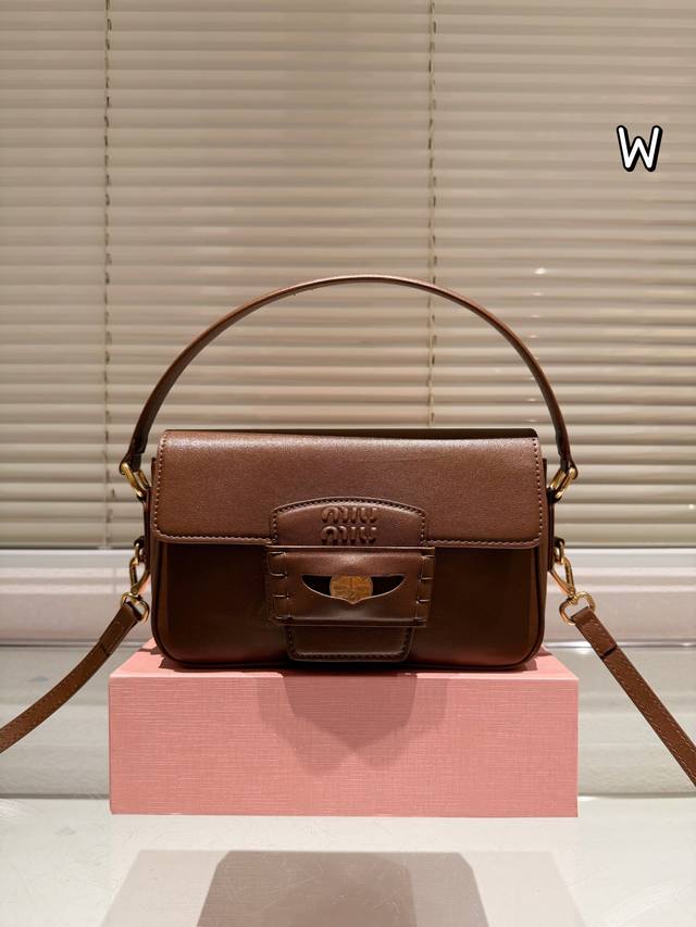 Miumiu 配折叠盒子 缪缪金币腋下包 开挂的miumiu火遍全网了 今年miumiu真是开挂了啊把学院风拿捏的死死的太好看啦 尺寸：24 15