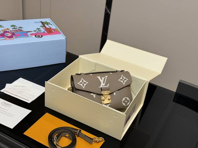 配折叠盒 最新尺寸 :21×6×13Cm Lv高品质 性价比超高 一定要好好看细节看五金看材质 新款邮差小号 East West 配置链条和皮肩带