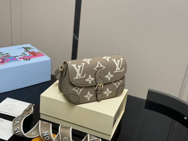 配折叠盒 Lv法棍包穿搭也太好看了吧 双肩带的配置复古的气质 带着时尚感搭配起来 毫不违和并且肩带可以分开使用四舍五入等于两个包包hhh并且这款融合了 尺寸:2