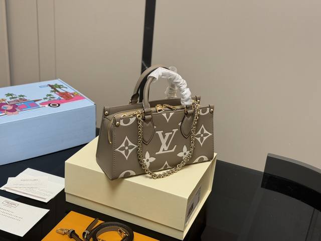 配折叠盒 Size：25.14Cm Lv Onthego横板购物袋 有隐藏的背带设计， 可单肩～可手提 搜索 Lv Onthego丛林新款