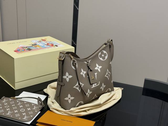 Size：26.32Cm Lv Carryall 年度包王 带有蝴蝶结的腋下包喜欢吗， 内附一只收纳零钱包， 性价比颜值超在线了 ！ 单肩斜挎完全没问题 怎么背