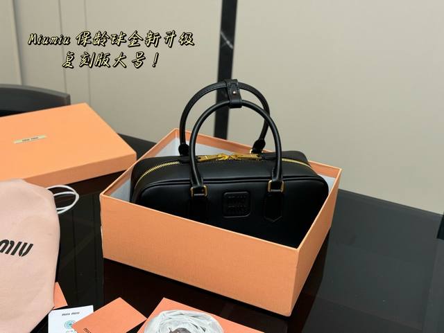 升级版配盒 Size：28*13Cm Miumiu保龄球 公文包 包包甜度刚好！ 很难不爱啊啊！ 可手拎也可斜挎 绝对不是小废包哦容量足足的~~ 出场就是miu