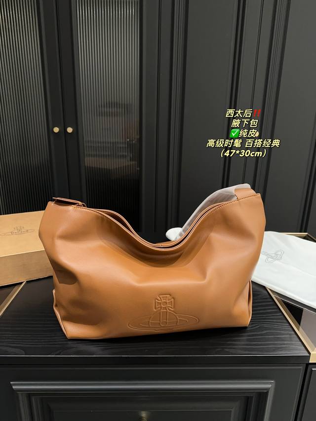 纯皮 配盒尺寸47.30 西太后 腋下包 时髦拿捏住啦 不显老气好好搭啊 而旦貌美气质加成好高的呀~ 爱死了这份从容优雅