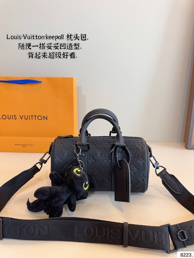 配礼盒. Lv 黑武士 Keepall 枕头包 黑色暗纹logo超级耐看 全皮质感气质拉满 大气，休闲百搭，也是我入手主要原因，搭配小羊皮软嫩软嫩的材质，总之是