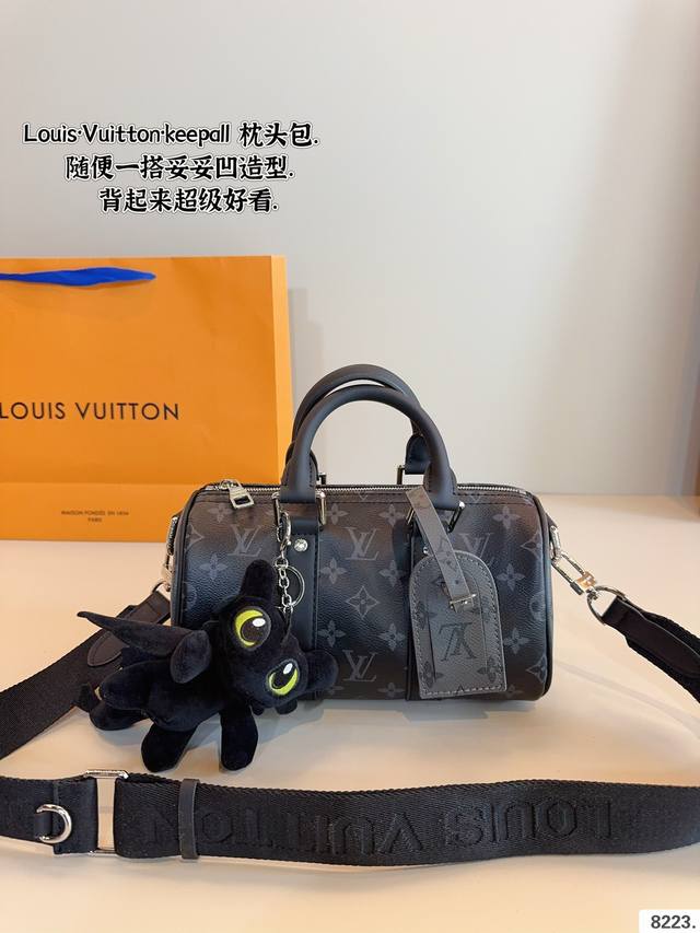 配礼盒. Lv 黑武士 Keepall 枕头包 黑色暗纹logo超级耐看 全皮质感气质拉满 大气，休闲百搭，也是我入手主要原因，搭配小羊皮软嫩软嫩的材质，总之是