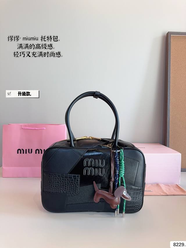 缪缪miumiu 保龄球公文包. 今年秋冬最火得miumiu 女孩.. 甜度刚刚好 很难不爱的 散发着复古的气息 背上它不仅是公主也是女王 小小的身体大大的容量
