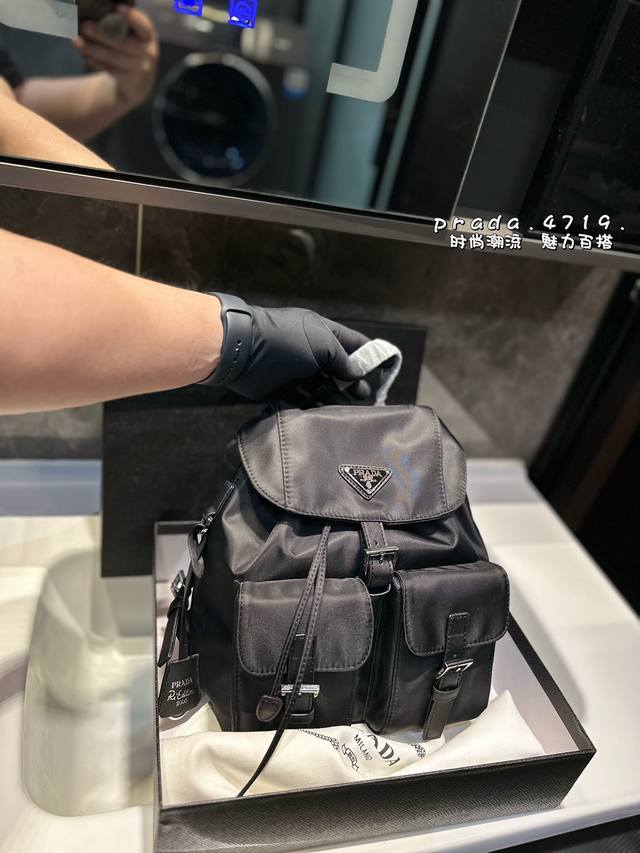 礼盒包装 Prada 普拉达 新款 双肩包 尼龙面料.超级柔软的面料 可手提 单肩斜挎 时尚新宠儿 各路明星 网红同款追捧size：30*29Cm