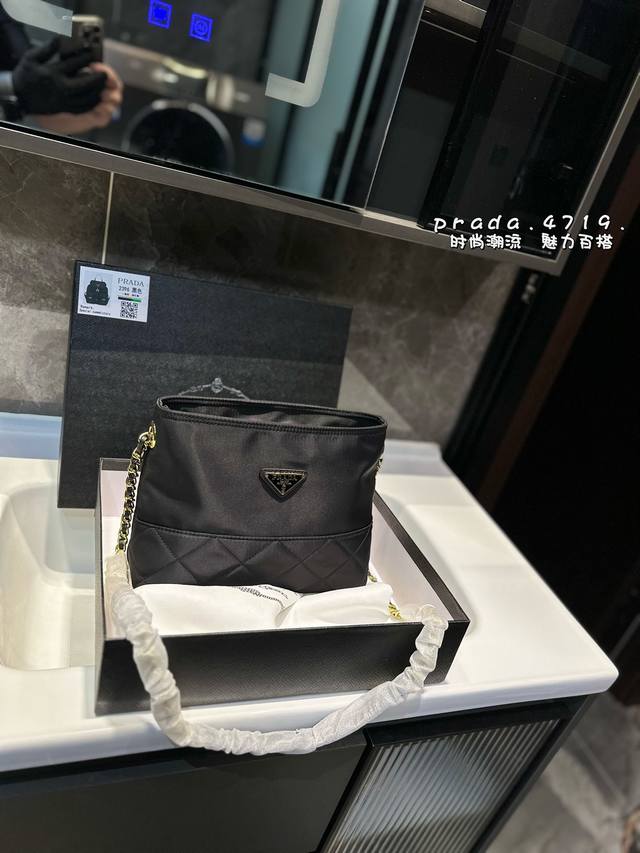 礼盒包装 普拉达 Prada Hobo 中古腋下包 朱珠同款尼龙链条包！ 极简又高级的链条包被明星朱珠一背就火了！ 尼龙轻便、实用耐用又好打理！Size: 25