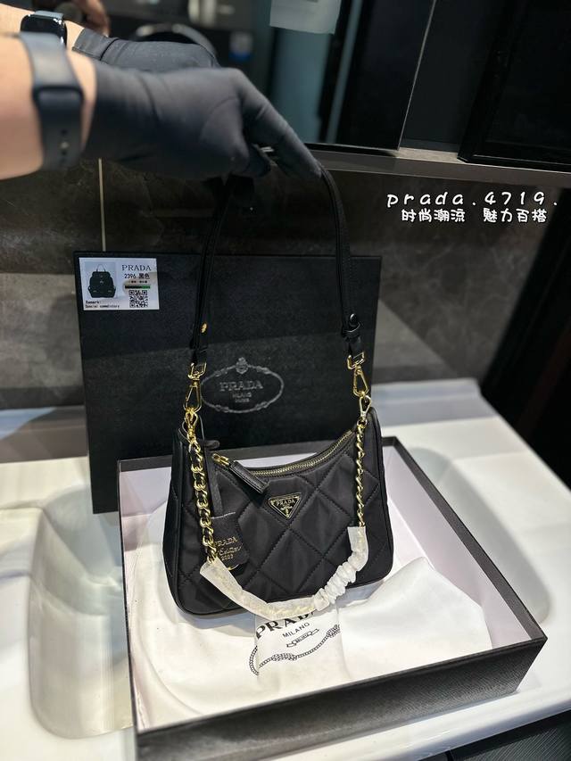 礼盒包装 普拉达 Prada 尼龙菱格腋下包 肩带可调节 单肩斜挎皆可 超级百搭款 高级有质感 容量也是足足的哦size：22*17Cm