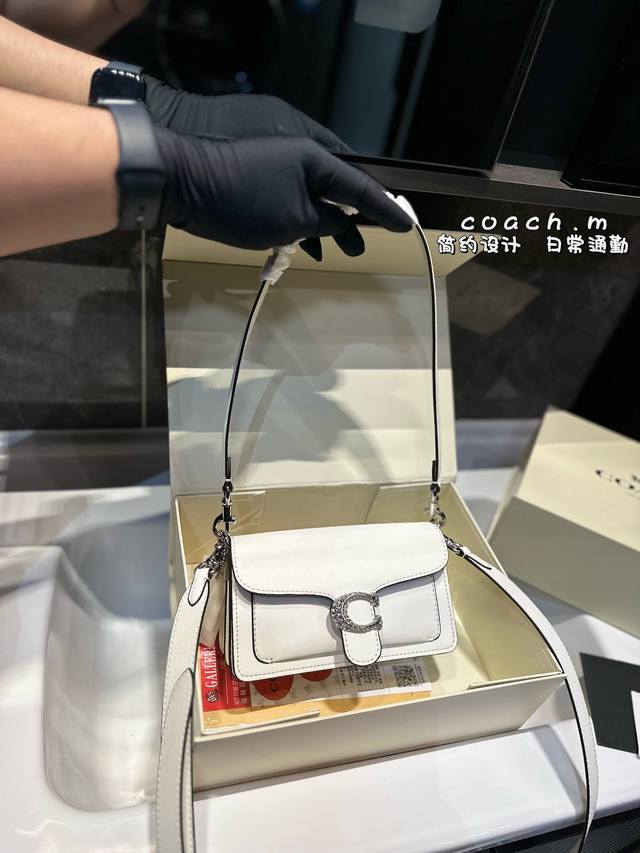礼盒包装 Coach新款水晶元素 高级感！！！我可太爱这次的tabby啦，小巧精致，而且这次的腋下肩带还加长了，背起来好舒服哦～尺寸21*12Cm