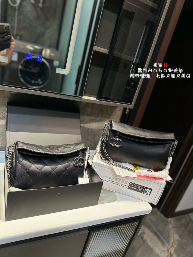 礼盒包装 Chanel中古包黑银杆外缝线hobo单肩 和普通的饭盒包不一样这个可以单肩斜挎的哦整体外观非常干净划痕和破损上身非常的帅气 尺寸30*20 礼盒包装 Chanel中古包黑银杆外缝线hobo单肩 和普通的饭盒包不一样这个可以单肩斜挎的哦整体外观非常干净划痕和破损上身非常的帅气 尺寸30*20