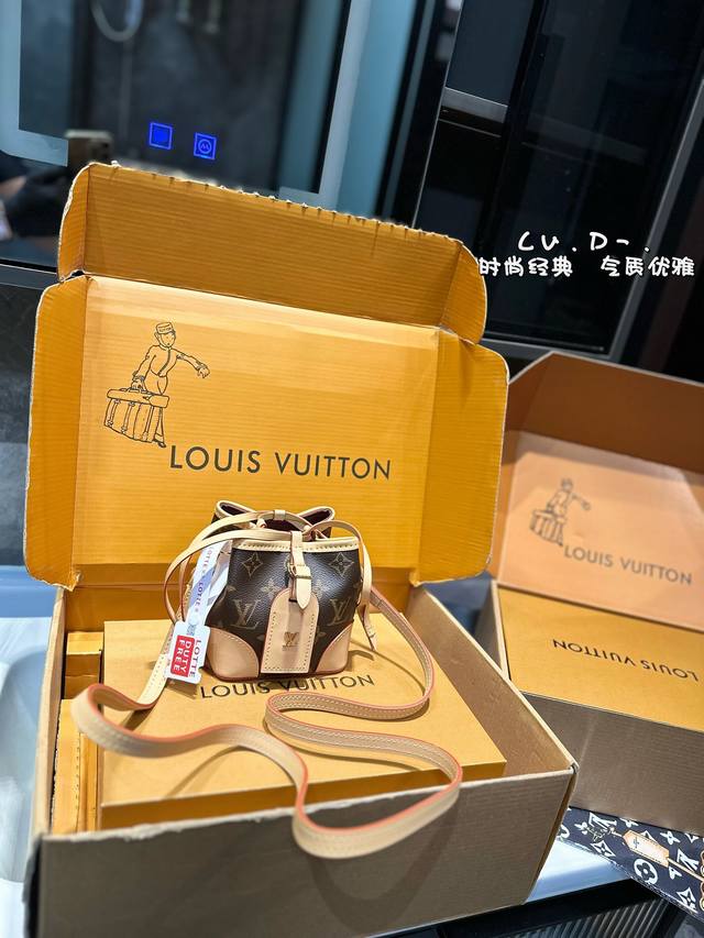 礼盒包装 Lv Noe Purse 小烧麦真的巨可爱！ 包包的容量还 肩带长度虽然不能调节 但很好用！ 原版完美对花！Size：12.12Cm