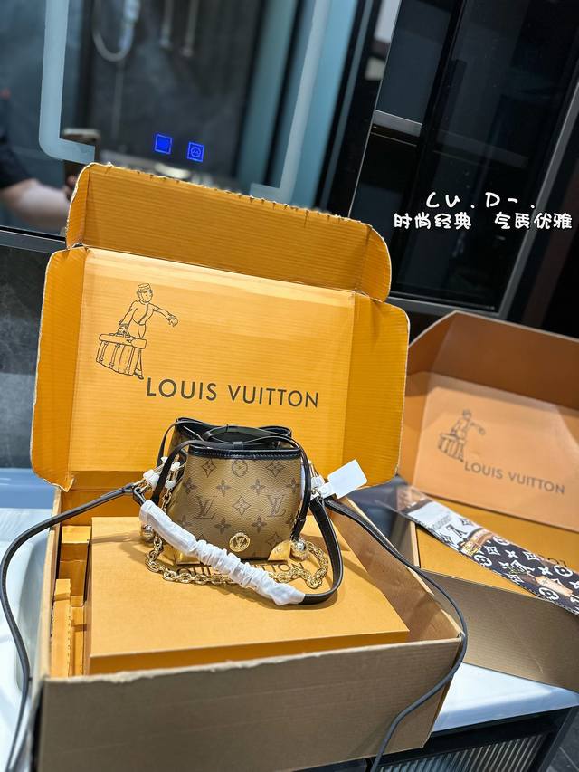 礼盒包装 Lv家 Noe Purse 小烧麦真的巨可爱！ 包包的容量还 两条肩带！一长一短 肩带可以调节哦！ 但很好用！Size：12*11Cm