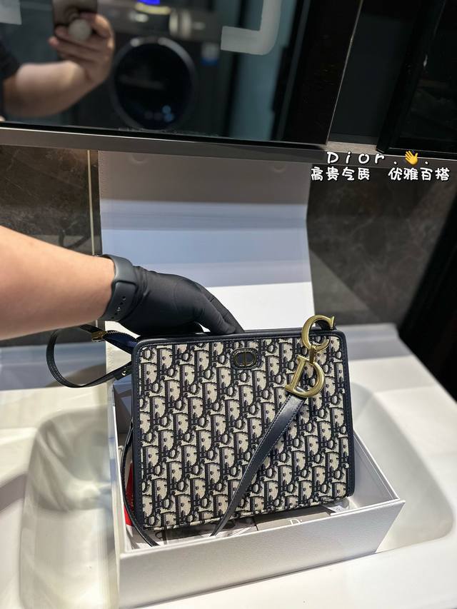 礼盒包装 Dior 新品 洗漱包 采用专柜御用原双版面绣花老料 迪奥的oblique复印古花图案早在上世纪六十年代在就巴黎时装周里掀热起潮 不同的如是今大家伙儿