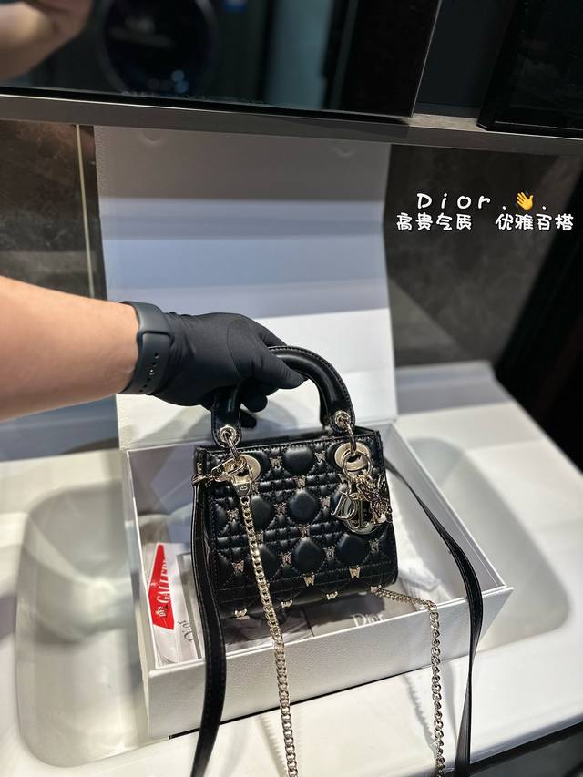 礼盒包装 绝美最新限量款蝴蝶钉戴妃包∞ 绝美 Lady Dior蝴蝶系列限定款 黑色藤格纹遇上镂空帝王蝶如梦似幻 蝴蝶系列的饰品也超美 实物真的超美 重工细节制