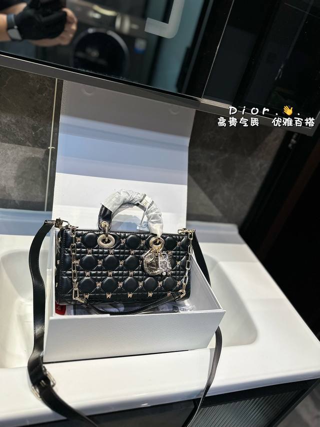 礼盒包装 Dior横版 蝴蝶钉 戴妃包lady D-Joy新款蝴蝶钉 内里配羊筋，采用羊皮革精心制作以金色饰面金属蝴蝶铆钉点缀藤格纹缉面线d.L0.R. 吊饰搭
