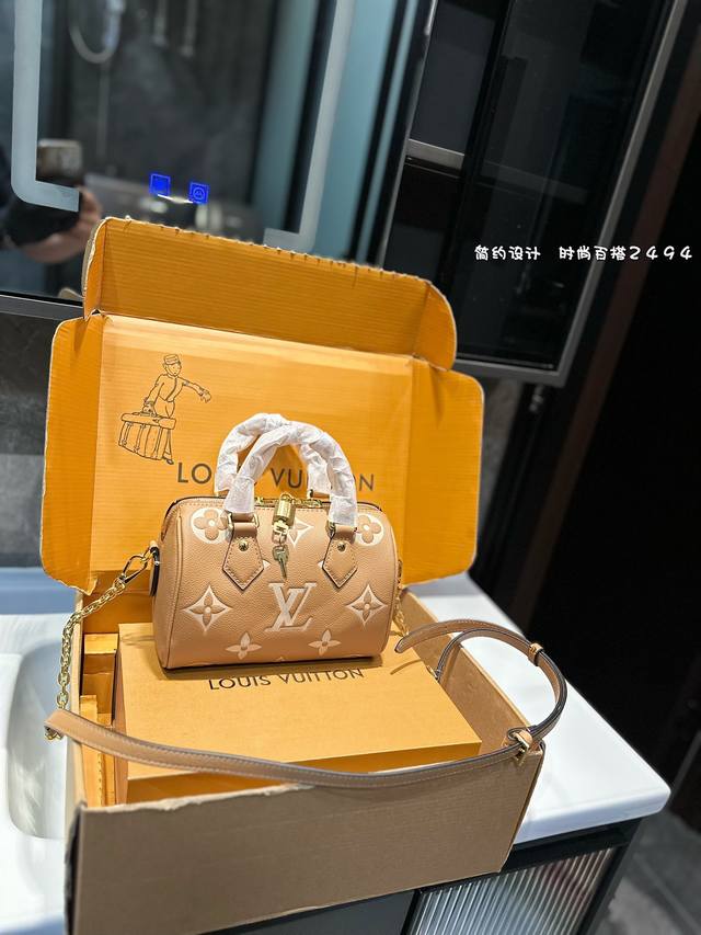 礼盒包装 Monogram帆布制成的nano Speedy手袋，散发极致女人味，全皮压花丝印可调节肩带迷你枕头，是您携带日常用品的理想之选。这款手袋是原型spe