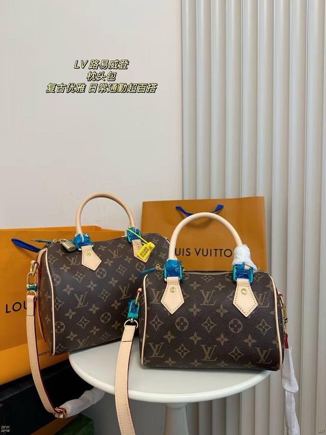 大 中 配盒 Lv 路易威登 枕头包 时髦拿捏住啦，不显老气好好搭啊，而旦貌美气质加成好高的呀~爱死了这份从容优雅。 尺寸：大25*21 中20*16