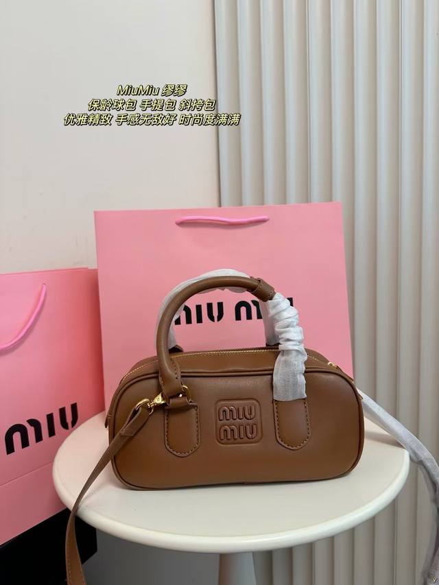 配盒 Miumiu 缪缪 新品保龄球手袋 手提包 斜挎包 保龄球设计风格，优雅精致且不乏趣味软软糯糯，手感无敌好，背出街辨识度超高，时尚度满满。 尺寸：23*1