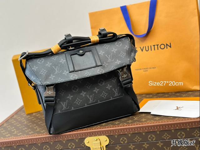 折叠盒 L家限量新款 男式邮差包 新款messenger 男包 出自男装艺术总监kim Jones之手的新款messenger 手提斜挎包，Lv涂层帆布材质，配