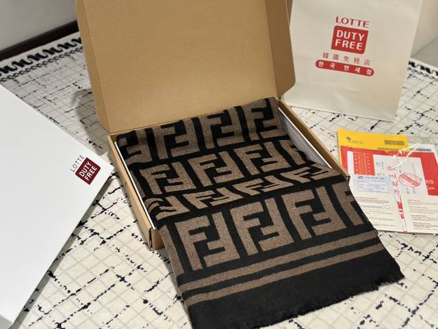 配礼盒. 芬迪 围巾 最温柔的配色 超有氛围感的 羊绒围巾~ 这么好看的围巾你还不赶紧定吗