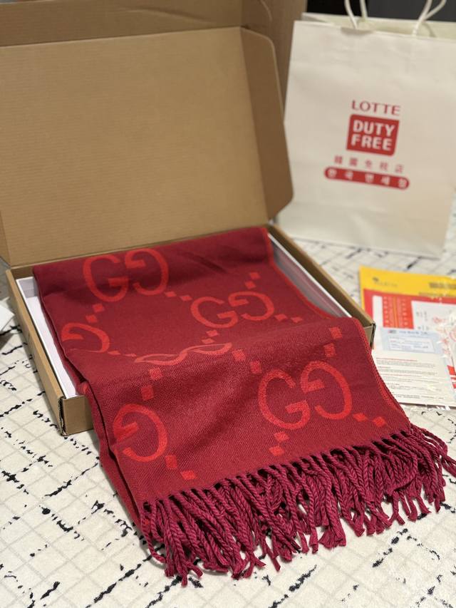 配礼盒. Gucci 围巾 最温柔的配色 超有氛围感的 羊绒围巾~ 这么好看的围巾你还不赶紧定吗