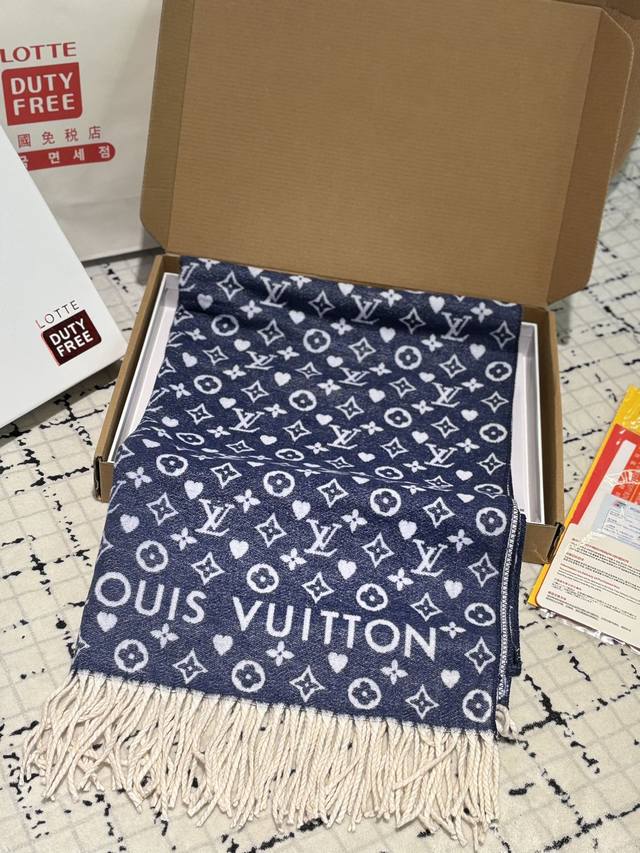 配礼盒. Lv 围巾 最温柔的配色 超有氛围感的 羊绒围巾~ 这么好看的围巾你还不赶紧定吗