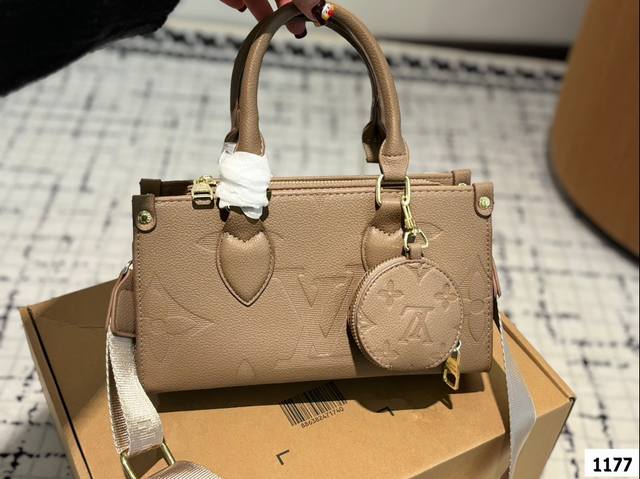 Lv Onthego Eastwest压花横版托特包 开挂啦！怎么这么好看！ 超级可爱的尺寸，设计简洁时尚 符合所有日常出行的各种不同场合，又具有足够空问容纳日