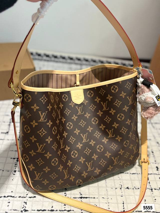 配挂件 配零钱包 L家官网同步上市，印花购物袋，万年不过时 专用lv面料原单五金 原版开模定制 专柜女包 手感超软 超舒服 全部五金都带logo 时尚百搭，网红