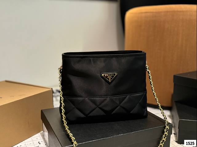 原版布 Prada最新款 Re-Edition 尼龙托特包 这款vintage中古链条菱格流浪包设计太棒了！纯手工 尼龙菱格设计，可单肩＋斜跨＋流浪背法，进口黑