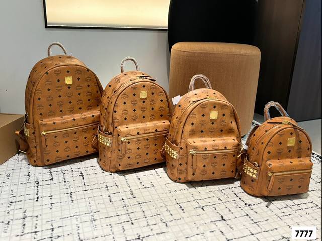 Mcm经典双肩包 立体而自然 对花剪裁 以中轴为对称中心线的上线倒向对称， 十分完整完美， 尤其包型 超有弧度感的！ 尺寸 21*27Cm 小号 26*33Cm