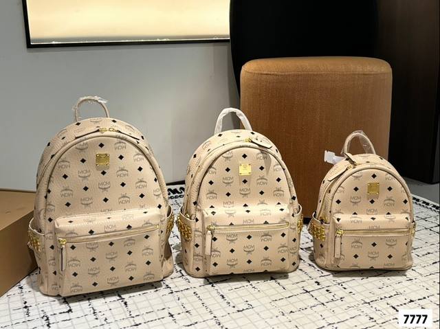 Mcm经典双肩包 立体而自然 对花剪裁 以中轴为对称中心线的上线倒向对称， 十分完整完美， 尤其包型 超有弧度感的！ 尺寸 21*27Cm 小号 26*33Cm