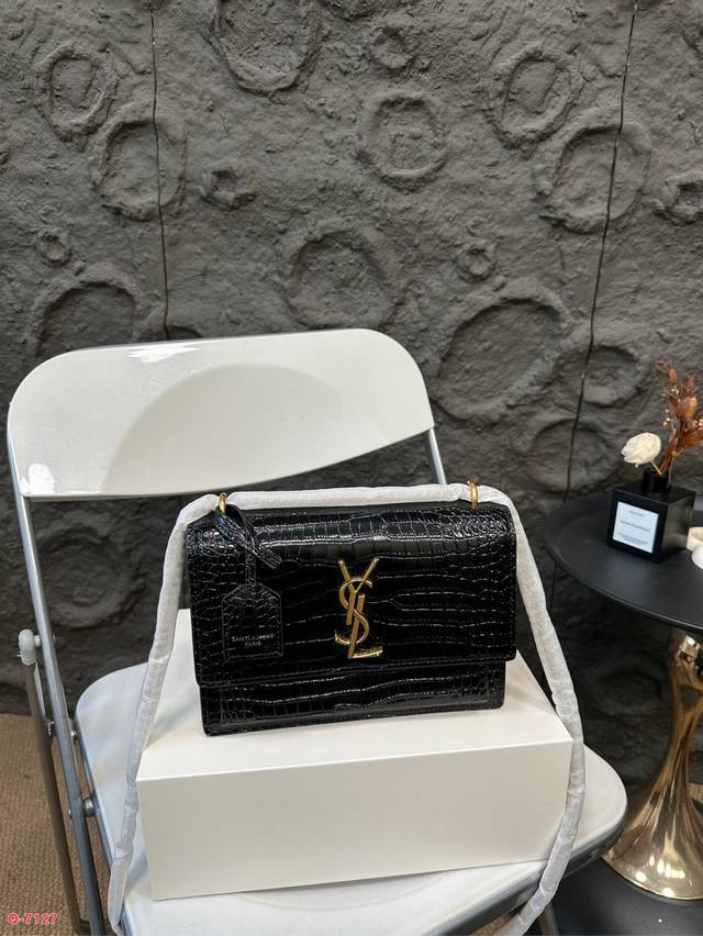 配折叠盒 Ysl圣罗兰日不落链条包 无敌经典款sunset日落包鳄鱼纹原厂皮版本！出了这么长时间热度依然不减，可见它受人喜欢的程度非同一般！高品质原厂正品皮，正