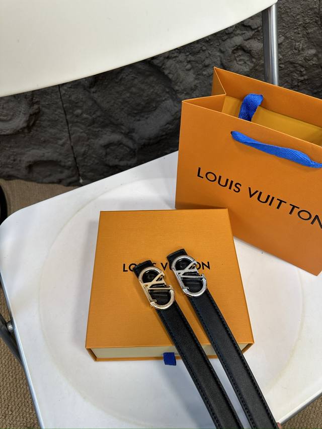 升级版 Lv！ ！高版本！ 腰带 嘿哈 原单牛皮皮带～热门款 皮带里面最火的啦～质量很好 全套包装！五金绝对不褪色 皮带头和专柜一样的哦～ 配礼盒手提袋发票