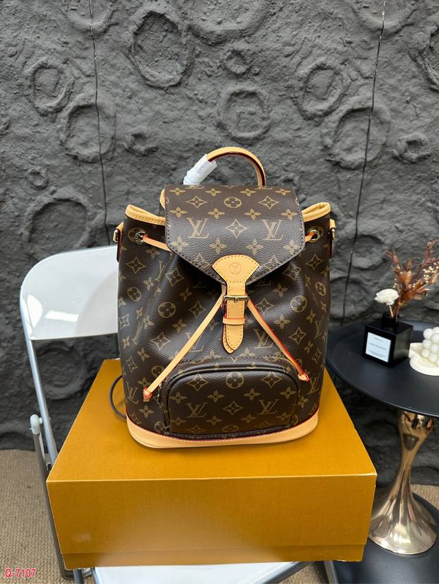 配折叠盒 Lv Montsouris 双肩包2024年最火双肩包，老花皮革融入monogram细节，搭扣与皮革抽绳丰富功能设计，别致金属件成就点睛之笔。拉链前袋