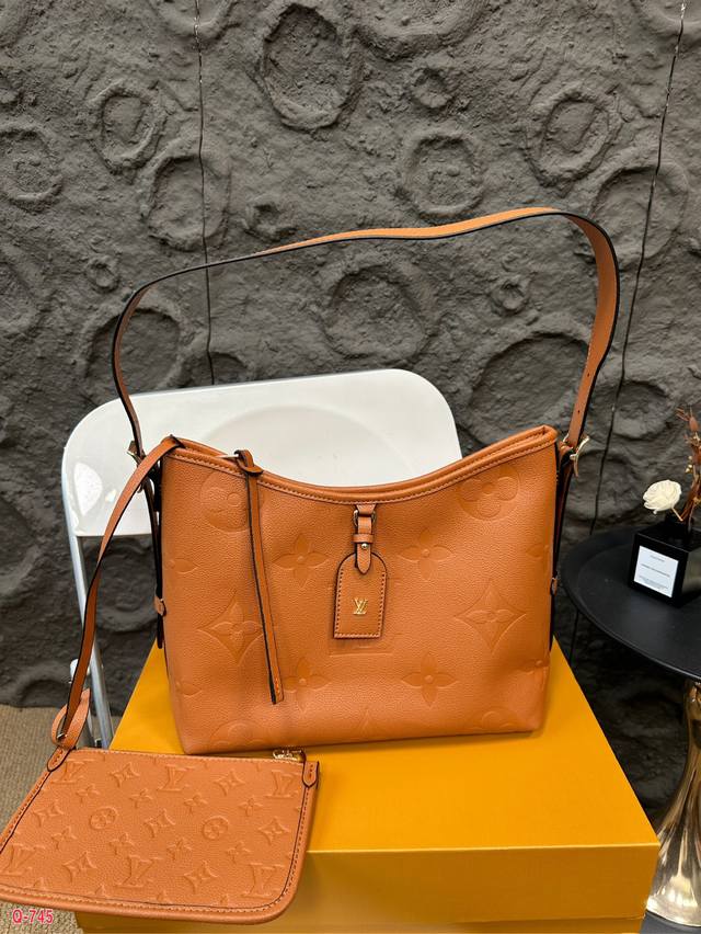 配折叠盒 Lv新款 Carryall 购物袋焦糖色和秋冬更配哦 Lv真的太会了！ 上的每个新款都是直戳我心啊啊啊！ 经典百搭焦糖色搭配柔软细腻牛皮复古时髦又洋气